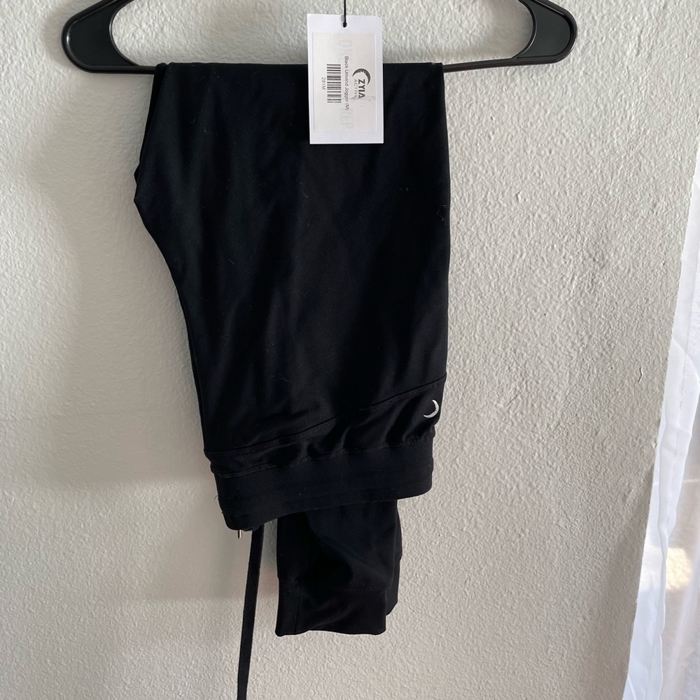 Black unwind jogger